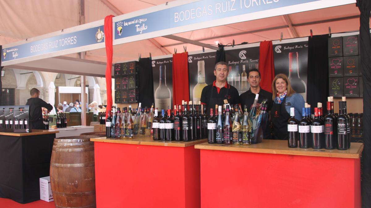 Pedro A. Moreno, Valentín y Mercedes Ruiz Torres, en el estand de Ruiz Torres en la Feria Nacional del Queso de Trujillo.