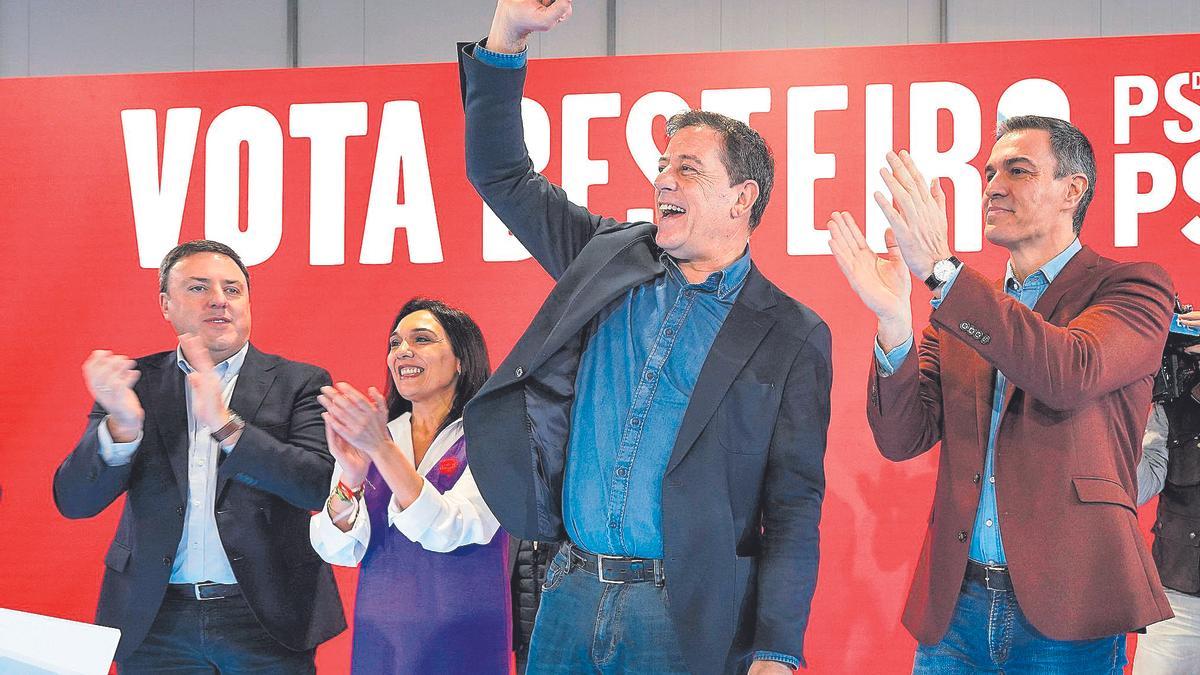 El candidato del PSdeG a la Xunta, Xosé Ramón Gómez Besteiro, en un mitin en Ourense con el líder del PSOE, Pedro Sánchez.