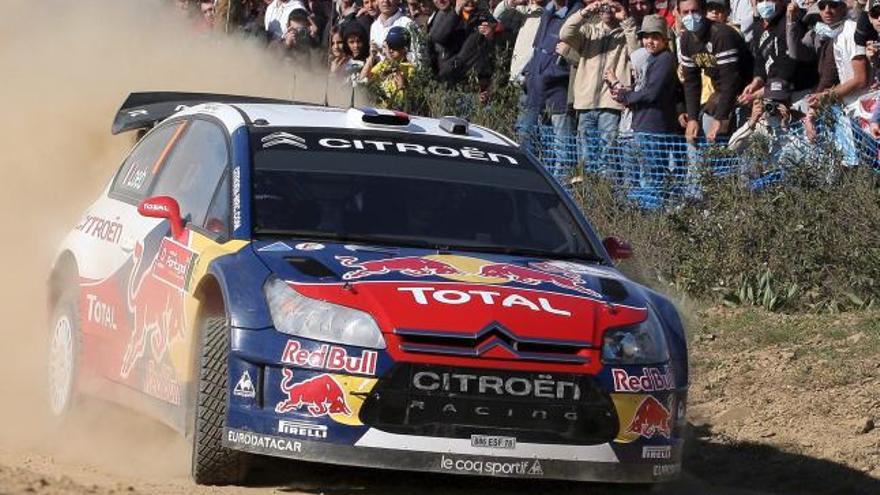 El piloto francés Sebastien Loeb y su copiloto, Daniel Elena, participan con su Citroen C4 en la segunda etapa de la sección 1 del rally de Portugal, a su paso por Santa Clara (Portugal), el 4 de abril de 2009. EFE/Antonio Cotrim