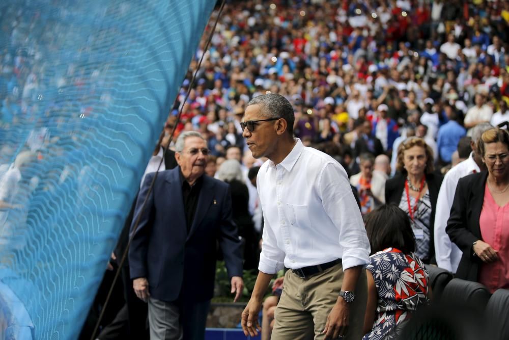 Obama asiste a un partido de béisbol en Cuba.