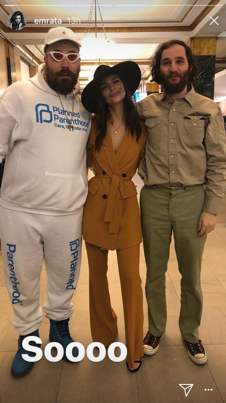 Emily Ratajkowski con Josh Ostrovsky y Josh Safdie