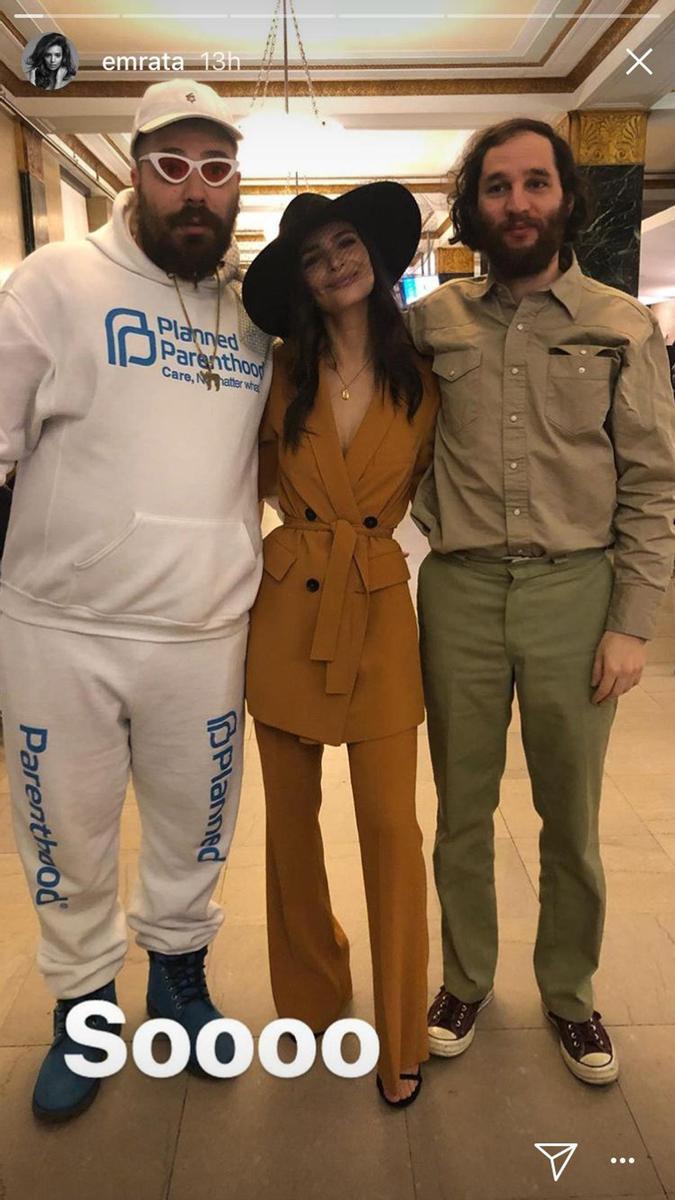 Emily Ratajkowski con Josh Ostrovsky y Josh Safdie