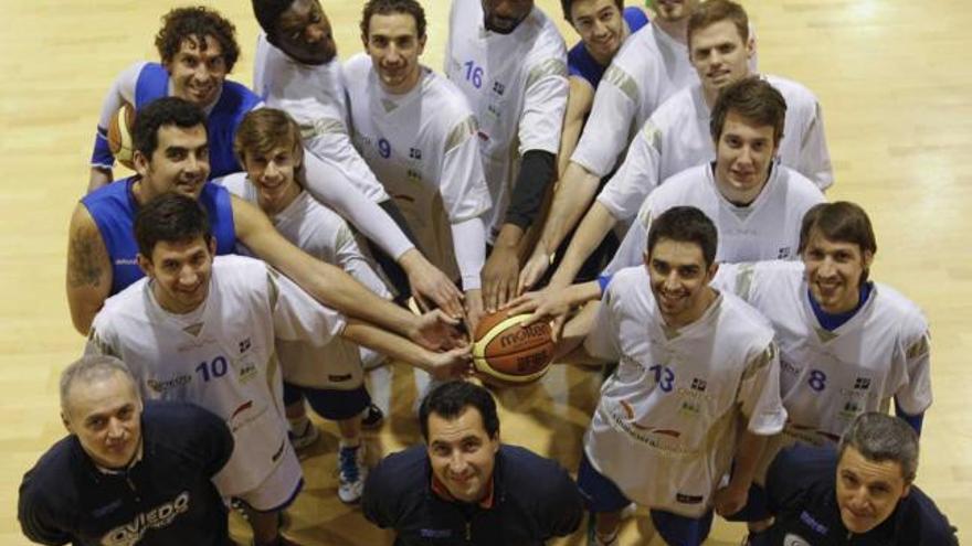 Técnicos y jugadores del Unión Financiera Oviedo, posando, en Pumarín. | lne