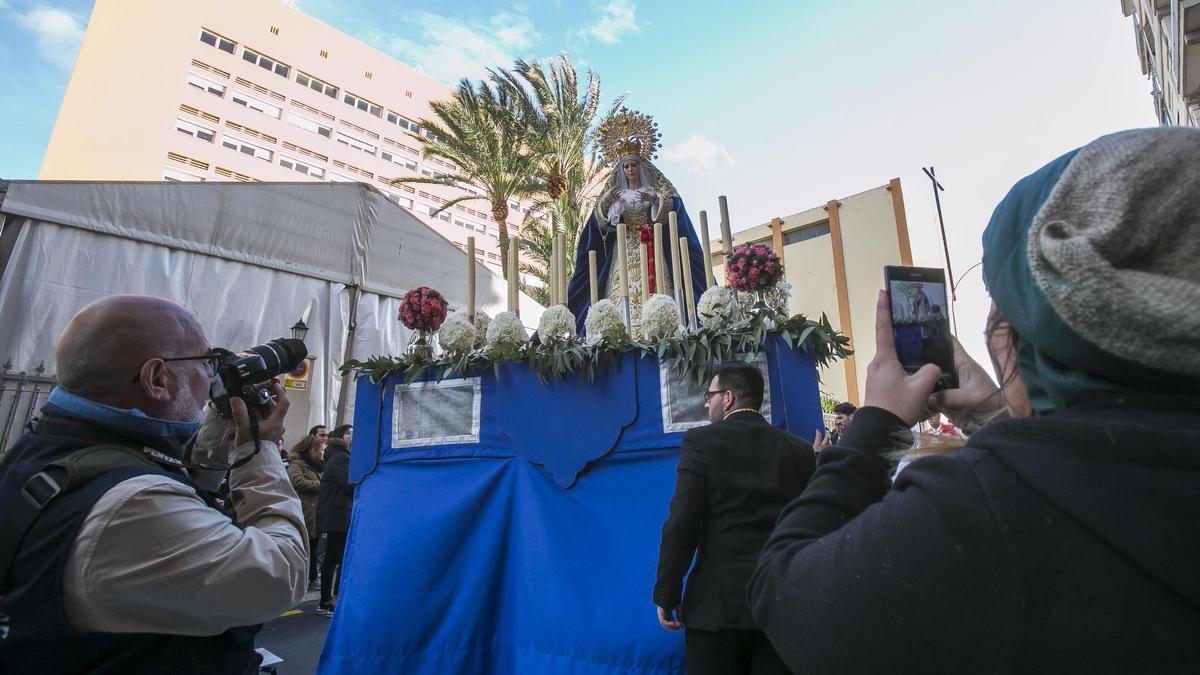 Un momento de la procesión de la hermandad de Altozano en imagen de archivo