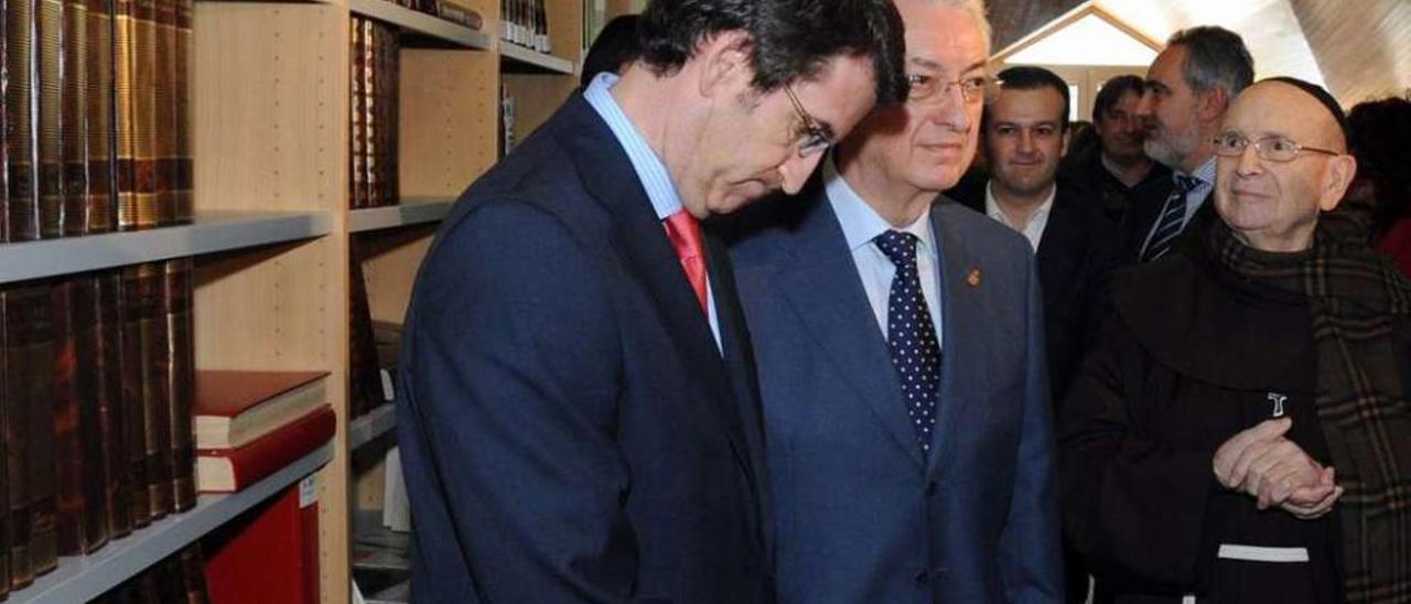 Núñez Feijóo, el alcalde y el Padre Isorna cuando donó 15.000 libros al Concello, en 2011. // I. Abella