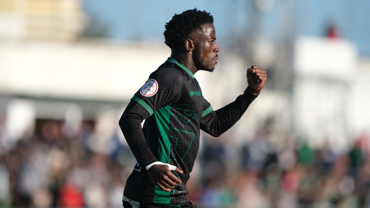 Adilson celebra una acción en un partido del Córdoba CF.