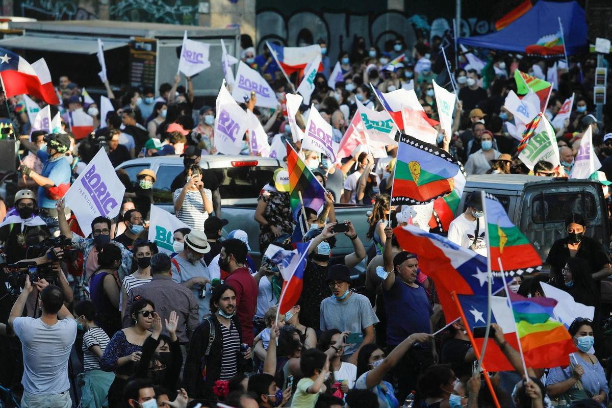 Miles de personas se juntaron para celebrar la victoria de Boric.jpg