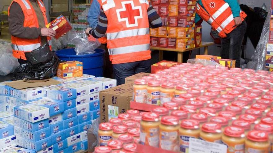 Voluntarios de Cruz Roja en Gijón, preparando la ayuda.
