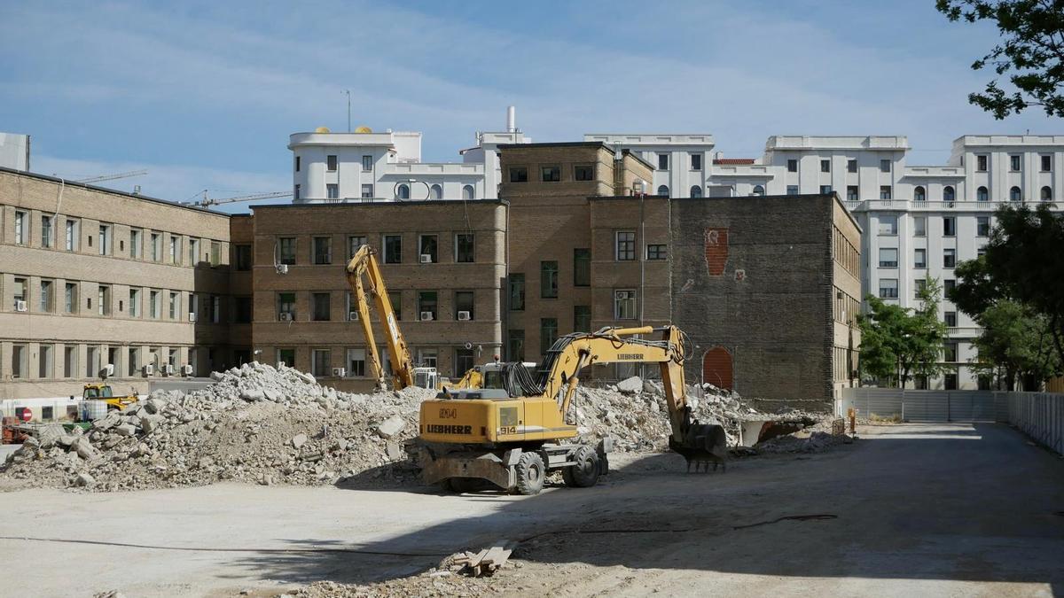 En imágenes | Así va el derribo de la comisaría de Mayandía