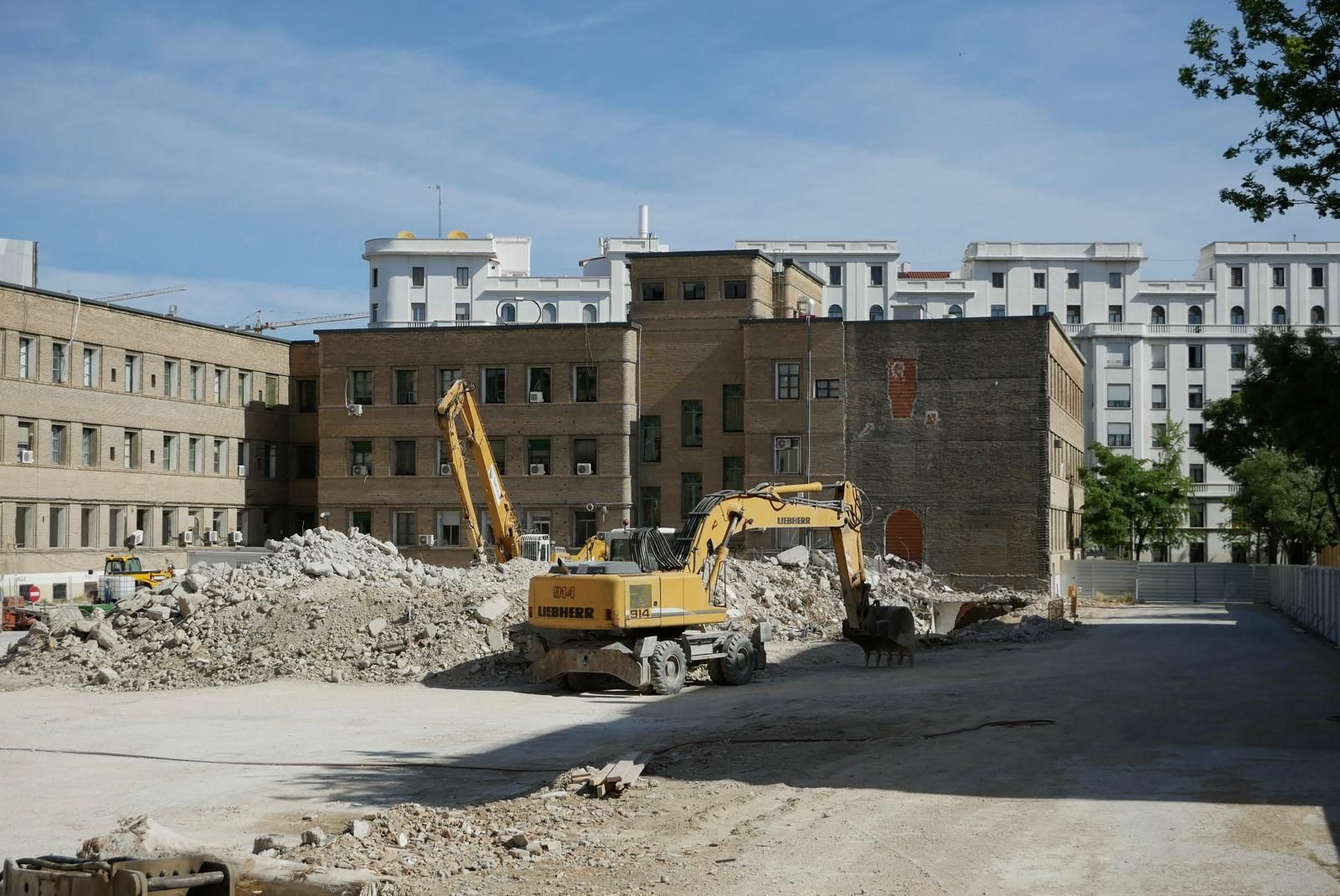 En imágenes | Así va el derribo de la comisaría de Mayandía