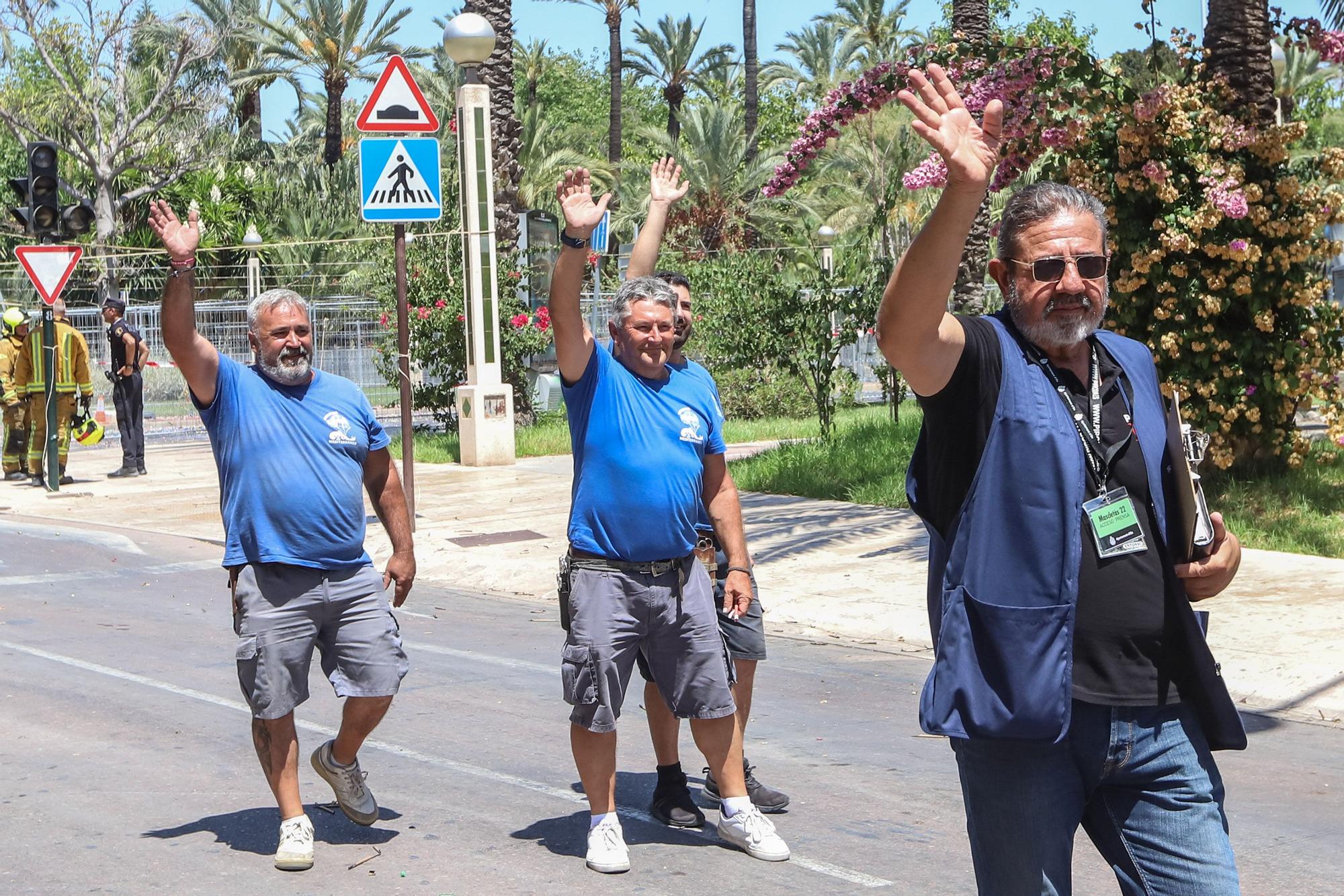 Una mascletà clásica en el Paseo de la Estación de Elche