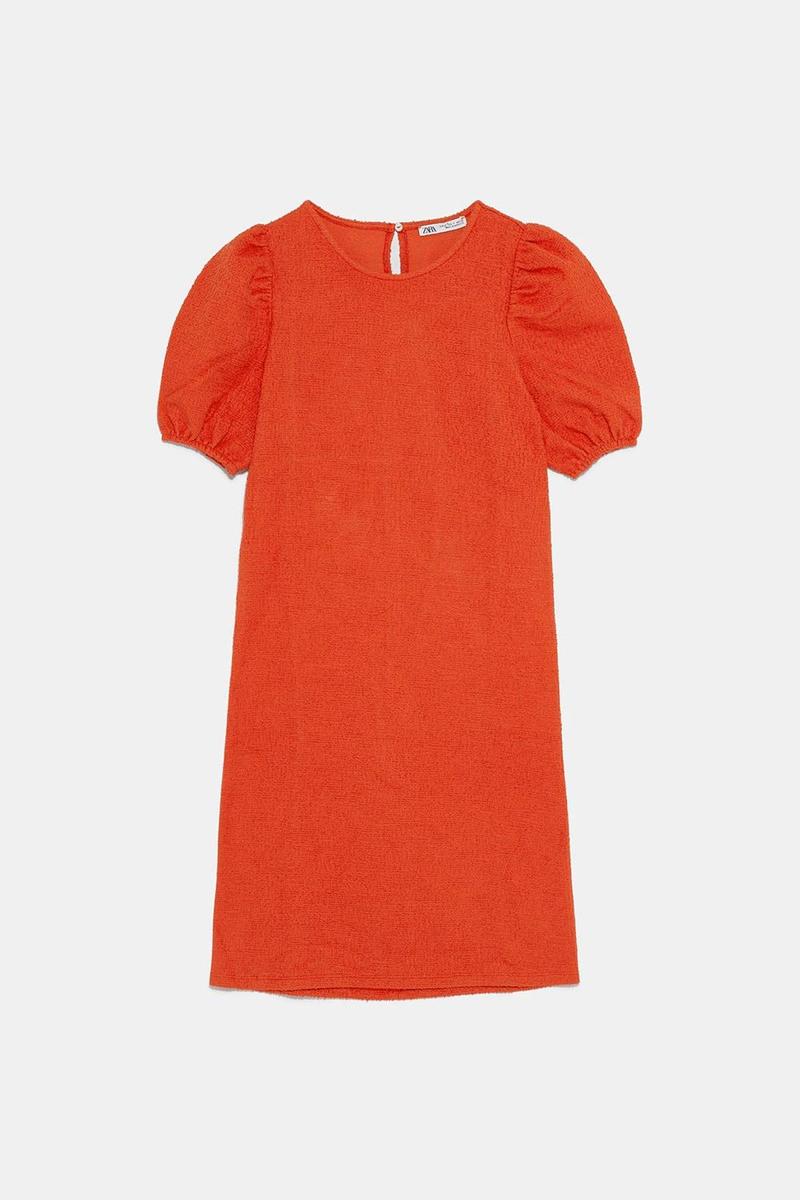 Vestido naranja de manga abullonada de Zara (precio: 9,99 euros)