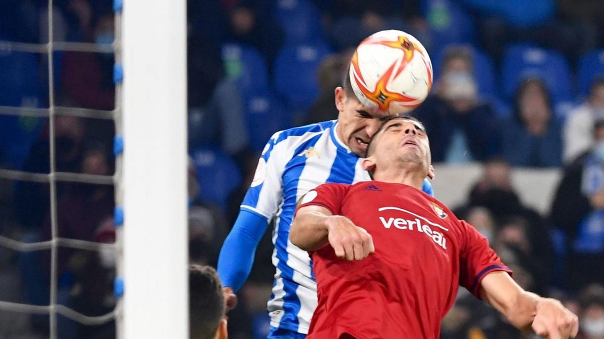 Víctor García cabecea ante la portería visitante. |  // C. PARDELLAS