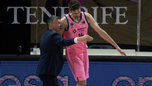 Jasikevicius da instrucciones a Gasol en el partido de Tenerife