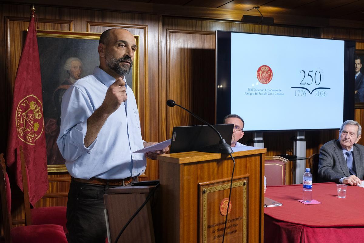 Bentejuí Mota y Abel Galindo en la presentación de la memoria del yacimiento arqueológico de Malverde, Tara (Telde), en la Real Sociedad de Amigos del País.