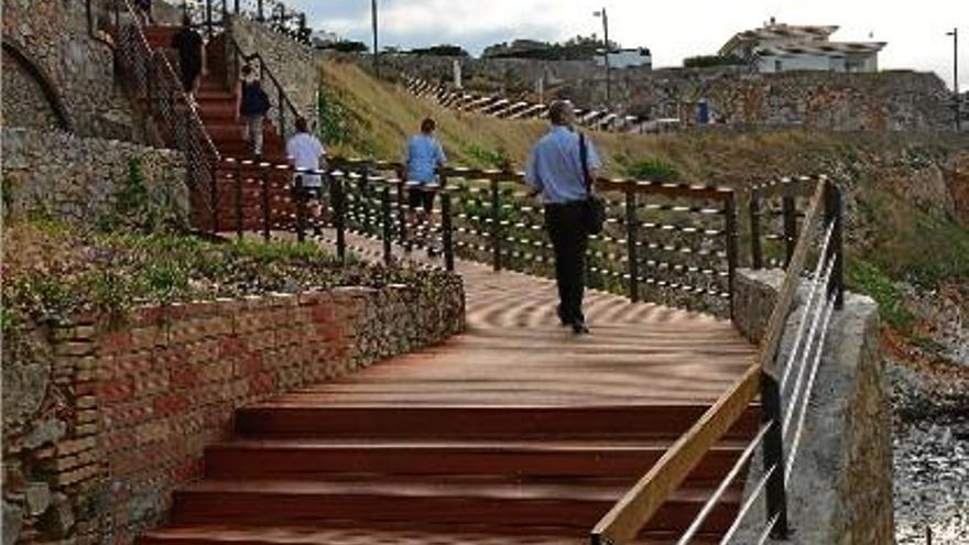 Les escales de la Creu permeten als visitants un accés a peu fins al Pedró.