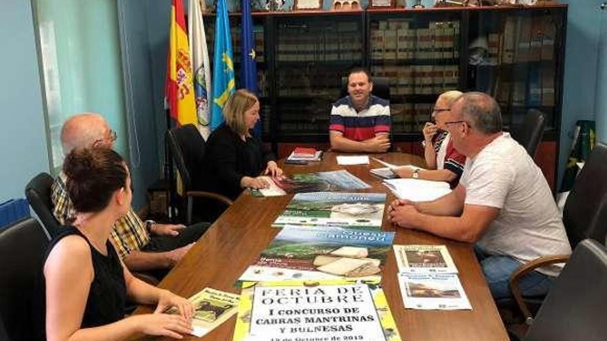 Los concejales de Onís, reunidos ayer en el Pleno.