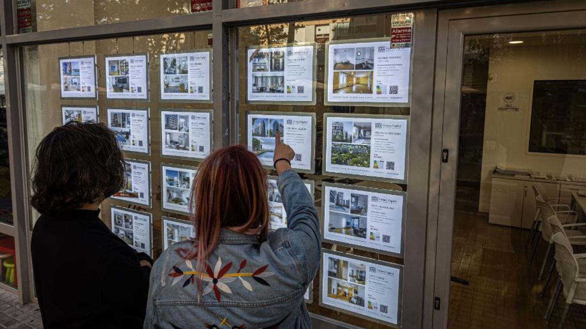 L’aparador d’una immobiliària, en una imatge d’arxiu.