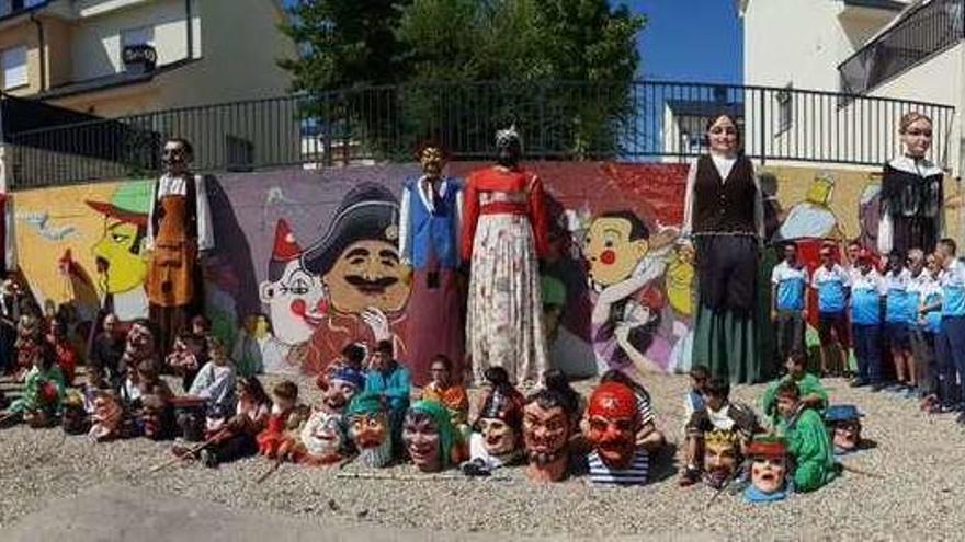 Fotografía de familia de los gigantes y cabezudos con sus porteadores, preparados para el desfile por las calles de la villa.