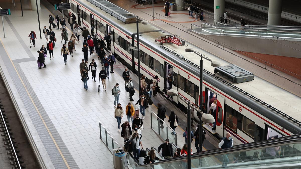 Llegada de un tren de Cercanías en la estación de Castelló.