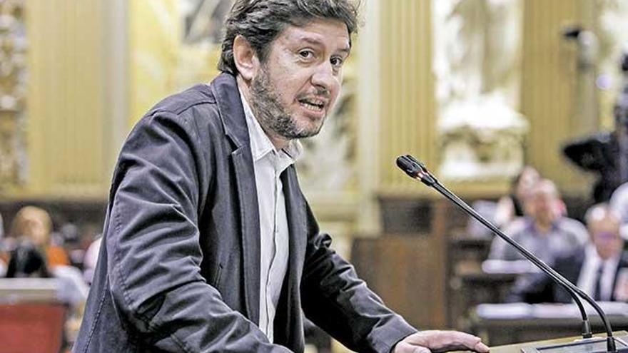 El portavoz de Podemos, Alberto Jarabo, ayer en la tribuna.