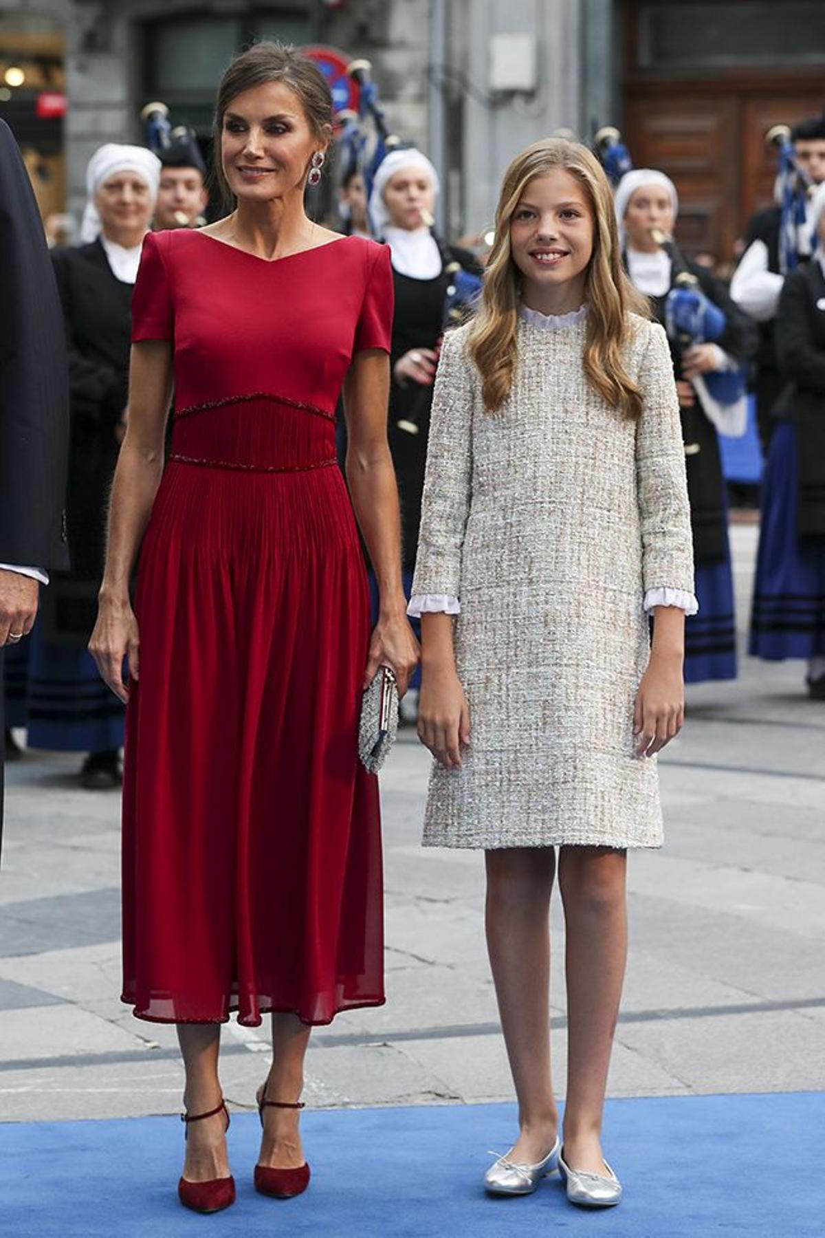 La reina Letizia junto a su hija la infanta Sofía en los Premios Princesa de Asturias