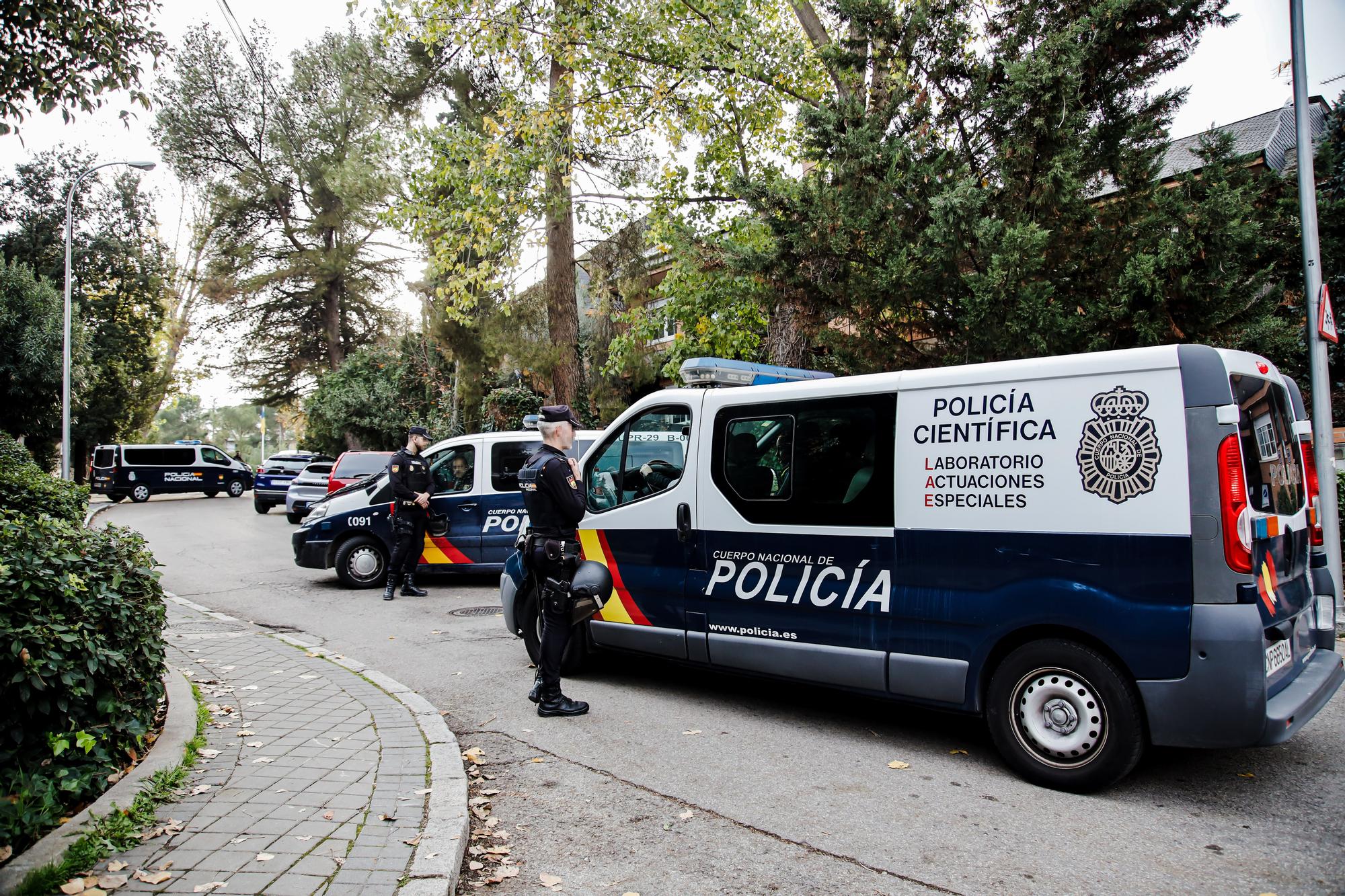 La Policía Nacional, en la embajada de Ucrania en Madrid.