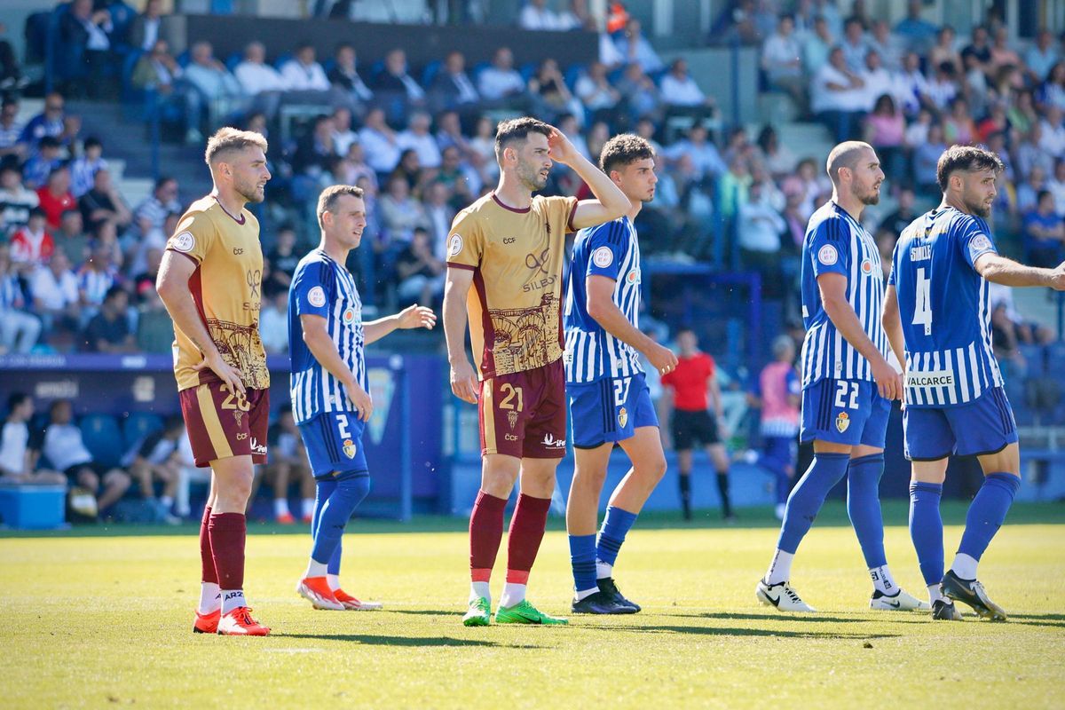 Casas y Albarrán, segundos antes del gol anotado por el carrilero derecho blanquiverde en El Toralín, el pasado domingo.