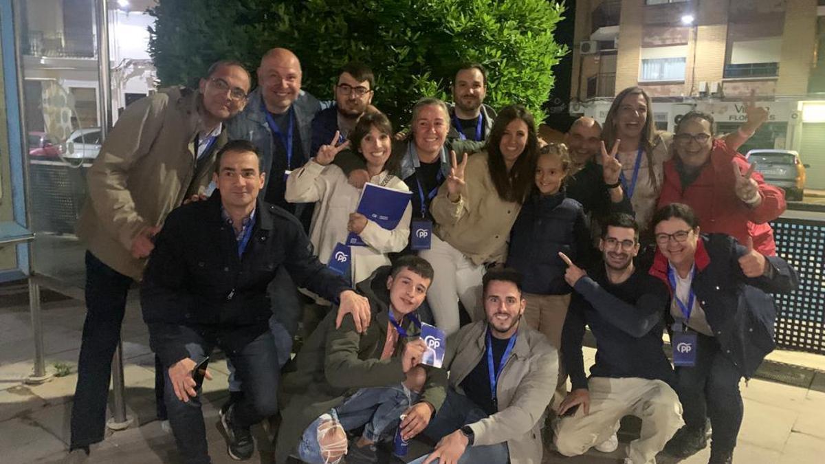 Virginia Sanz celebra el resultado del PP en Buñol con su equipo.