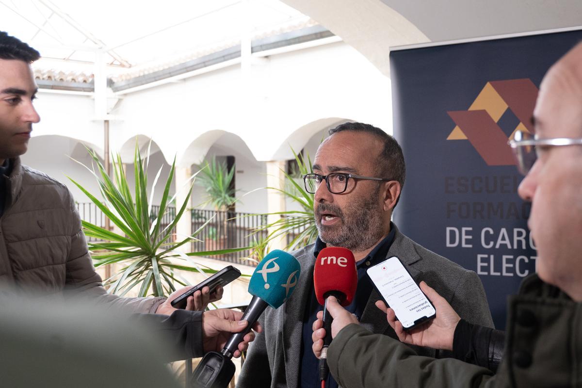 Miguel Ángel Morales atiende a los medios ante de las jornadas para formar a cargos electos.