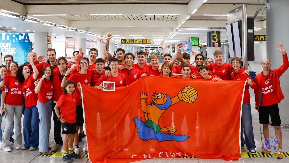 El CN Ciutat posa en el aeropuerto junto con familiares y aficionados.