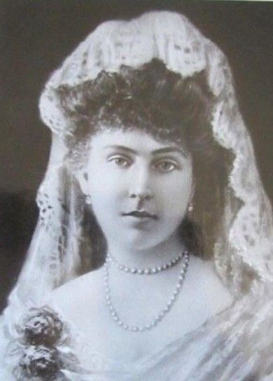 Victoria Eugenia con la mantilla de Chantilly similar a la lucida por Doña Letizia ante el Papa.