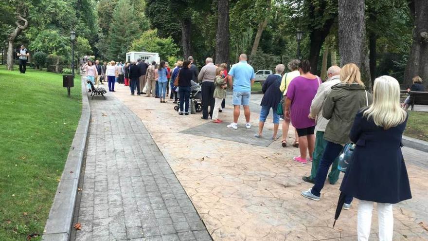 colas para adquirir localidades para el desfile del día de américa.