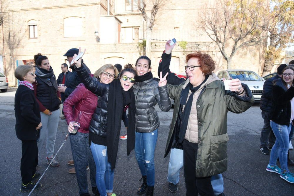 Veïns de l''Ametlla de Merola celebrant que els ha tocat la Grossa de Cap d''Any