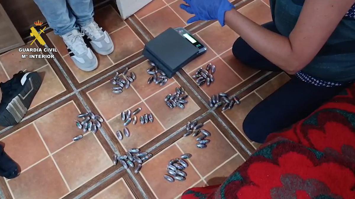 Agentes de la Guardia Civil durante el pesaje de parte de la resina de hachís intervenida en el registro.