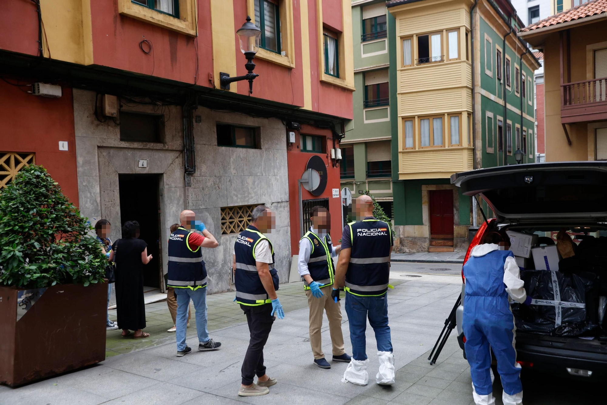 EN IMÁGENES: Hallan el cadáver de una mujer en el registro de un piso de Gijón metido en una bolsa de basura