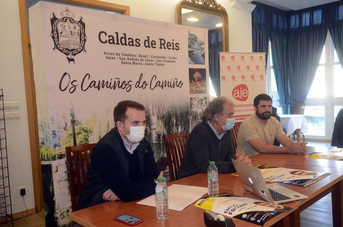 Jesús Rey, presidente de AJE; Juan Manuel Rey, alcalde de Caldas, y Emilio Froján, ayer en la jornada empresarial en Caldas.
