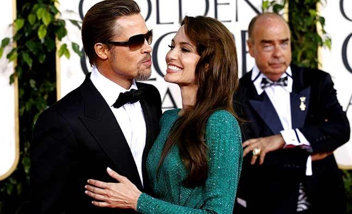 L’actor Brad Pitt i la seva parella, l’actriu Angelina Jolie, a l’arribar a la 68a edició dels premis Globus d’Or a Beverly Hills, Califòrnia (Estats Units).