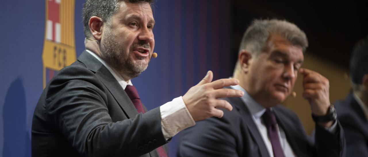 Eduard Romeu junto a Joan Laporta, presidente del Barça, durante la rueda de prensa para detallar el resultado del informe forensic sobre la gestión del ex presidente Bartomeu