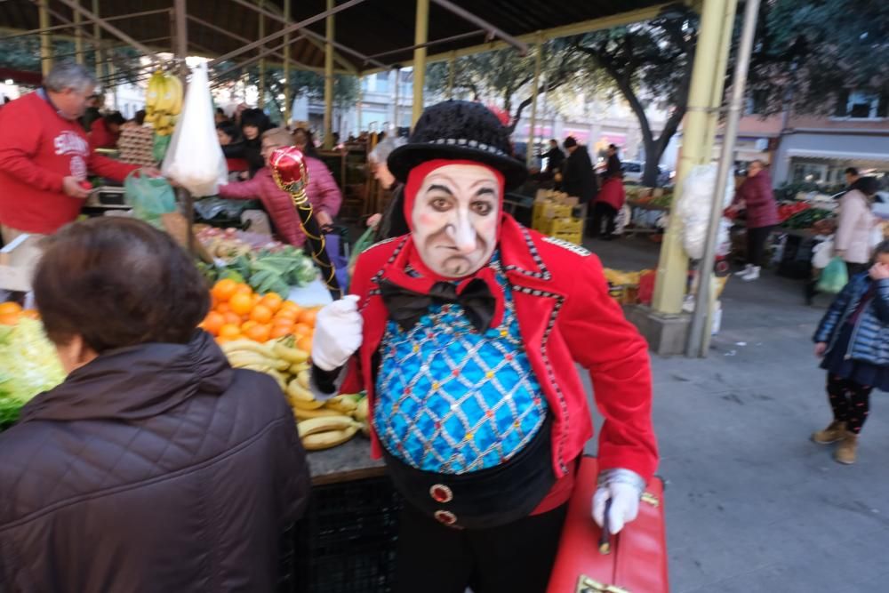 L''Home dels Nassos es passeja per Figueres