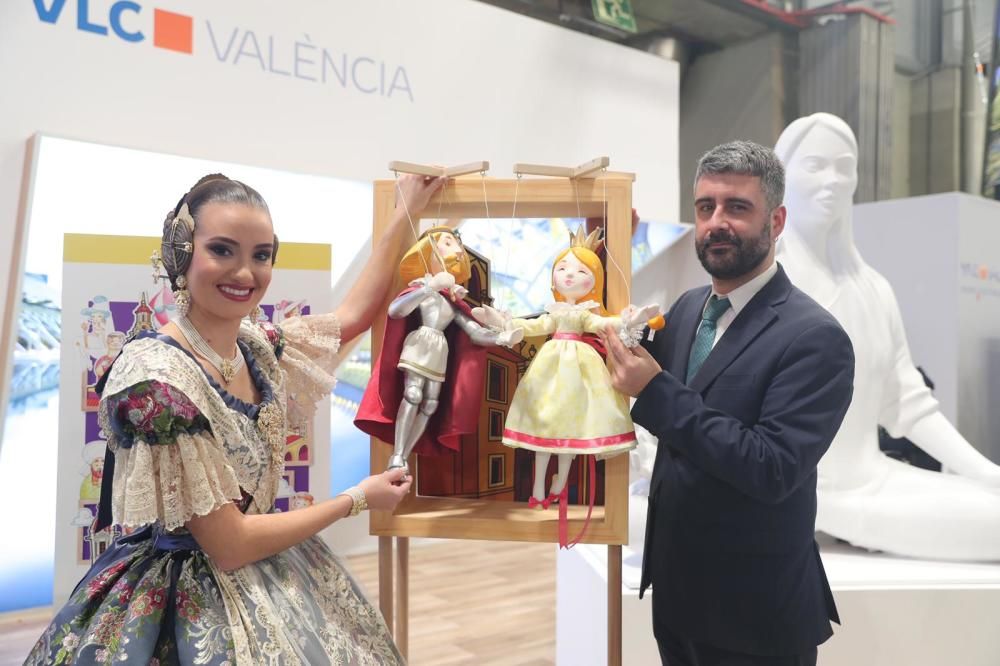 Consuelo y la corte visitan la Fábrica de Tapices y Fitur