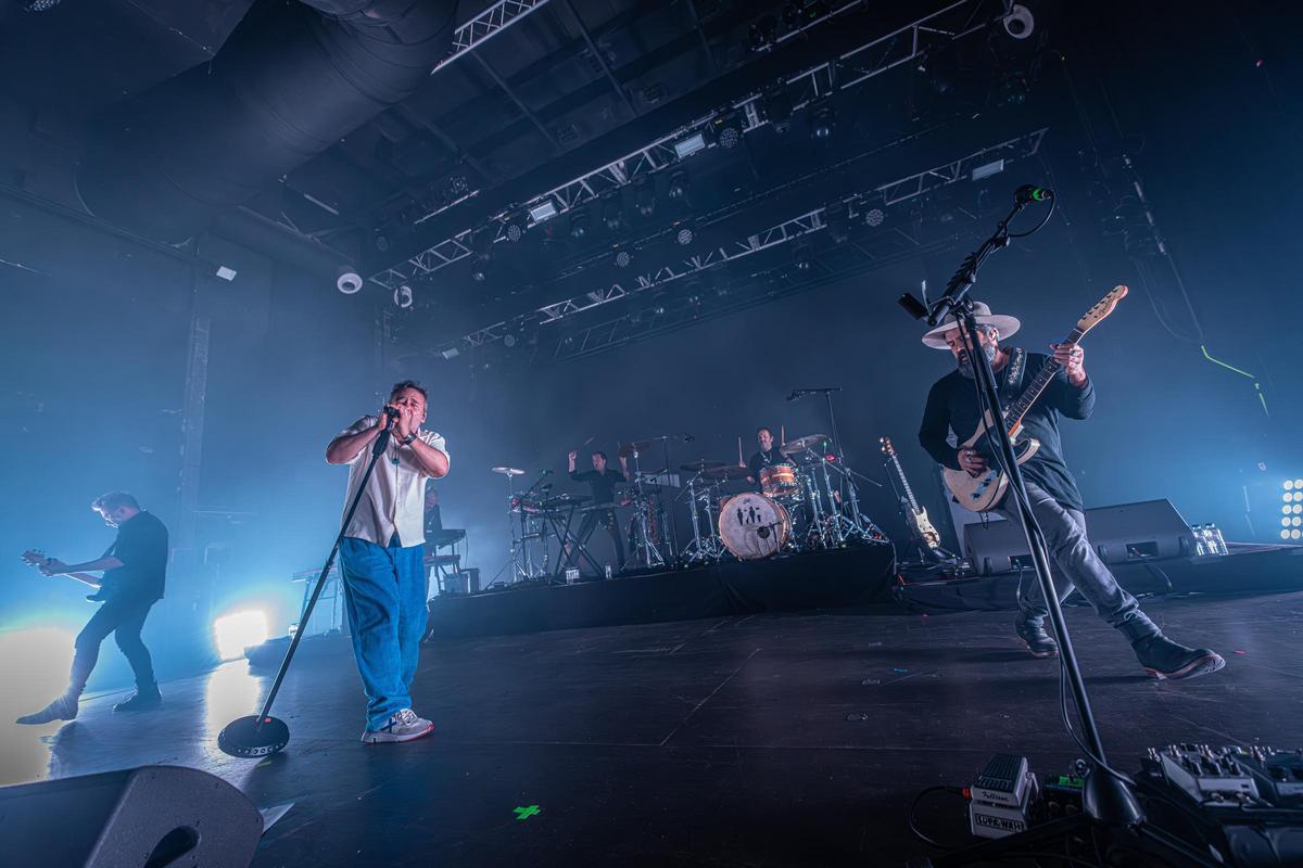 Love of Lesbian cierra filas con su ‘hermandad’ en un inflamado estreno en Razzmatazz