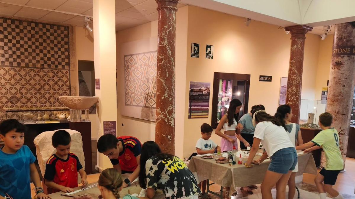 Niños y niñas participan en un taller en el Museo Arqueológico Municipal de Cabra.
