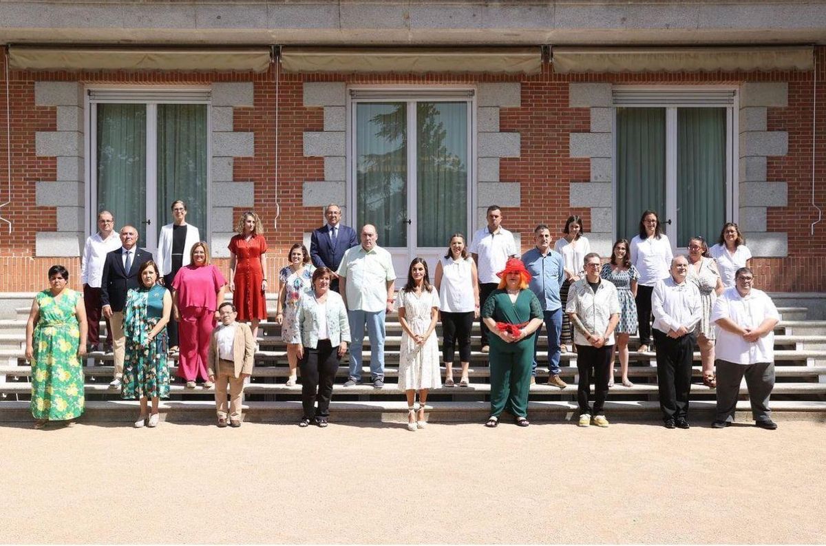 Foto de los miembros de la asociación Plena Inclusión junto a la reina de España, doña Letizia