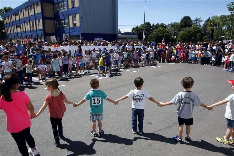 Concentración en el colegio Sagrada Familia contra el cierre de aulas