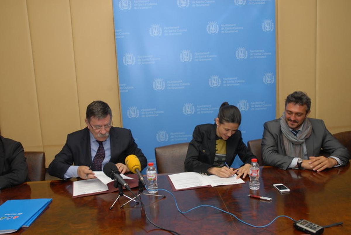 L’alcaldessa de Santa Coloma, Núria Parlon, i el director comercial de Microbank, Ramon Gatell, aquest dimecres durant la signatura del conveni. L’alcaldessa de Santa Coloma, Núria Parlon, i el director comercial de Microbank, Ramon Gatell, aquest dimecres durant la signatura del conveni.