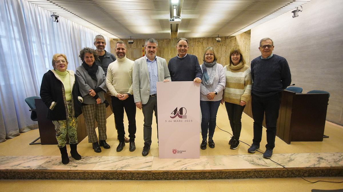Representants municipals amb l'alcalde de Salt, Jordi Viñas, i el comissari dels actes, Miquel Berga.
