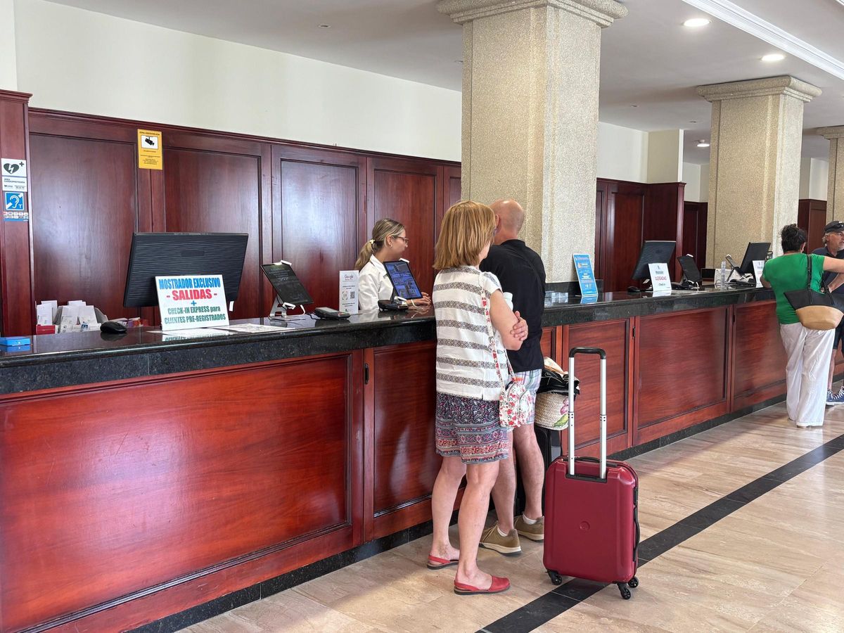Turistas en la recepción del hotel este fin de semana.
