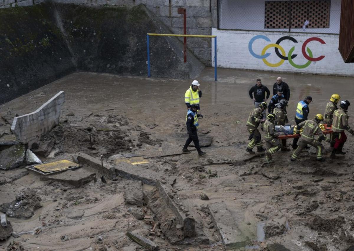 El patio tras el derrumbe y la evacuación de una vecina de una vivienda contigua, ilesa.