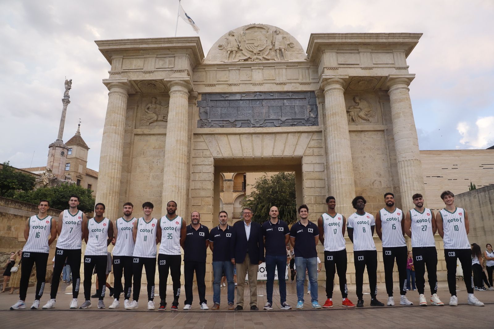 La puesta de largo de los equipos del Coto Córdoba de Baloncesto en imágenes